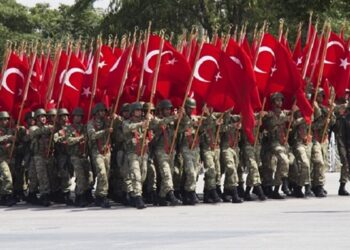 15 ilde 85 rütbeli askere operasyon!