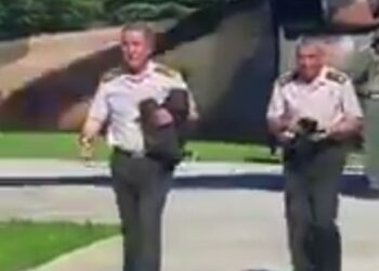 Ahmet Nesin’nden Akar’a flaş 15 Temmuz sorusu: Ergenekona dahil olmadığınız için mi Milli Savunma Bakanı yapıldınız?