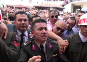 Ahmet Zeki Üçok herkesi terörist ilan edince dayanamadı: “Allah senin belanı versin”