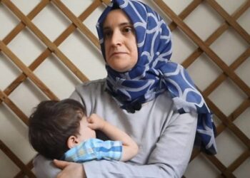 Bebeğini cezaevinde büyütmemek için muşambanın üzerinde doğum yaptı
