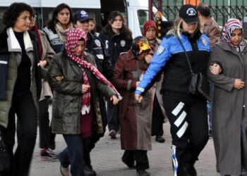 Cadı avı kaldığı yerden devam ediyor: Bu sefer kadınlar hedefte!