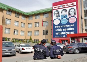 El konan okullara atanan kayyımlar alacakları topladı, borçları vermiyor