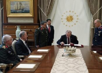 ‘Erdoğan, YAŞ’ta Ergenekon ve Balyoz sanığı albayları amiral yaptı’