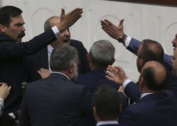 ‘Hukuku canavarlaştırdınız’ dedi, AKP’liler Ahmet Şık’a kürsüde saldırdı