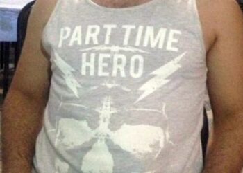 Köyde çalışırken ‘Part Time Hero’ yazılı tişört giyen vatandaşa jandarma operasyon yaptı!
