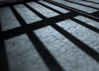 Lösemi hastası öğretmen ve hamile eşi tutuklandı, 8 yaşındaki çocukları ortada kaldı