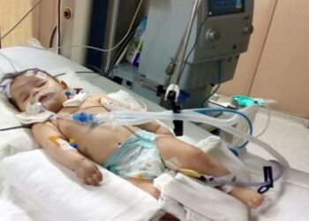 Öz ağabeyin iftirasıyla hapiste olan öğretmen baba, yoğun bakımdaki çocuğunu kelepçeli görebildi