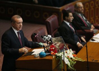 Pakistan’da Erdoğan’ı kızdıran o yazı: Türkiye’de yaşananlar diktatörlükte olur, cumhuriyet rejimlerinde değil