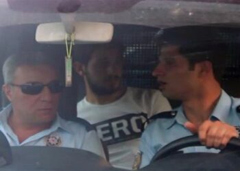 Polis, sokakta ‘HERO’ yazan tişörtlerin peşinde!