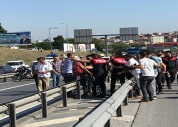 Polis yandaş gazetecileri darp etti: Kelepçe takıp, dövdüler