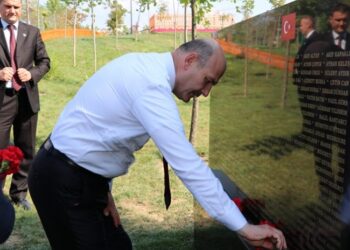 Tiran’a dikilen ’15 Temmuz anıtı’ Arnavutluk’u karıştırdı