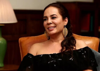 Ünlü şarkıcı Demet Sağıroğlu’ndan 15 Temmuz çıkışı: Tiyatro devam ediyor