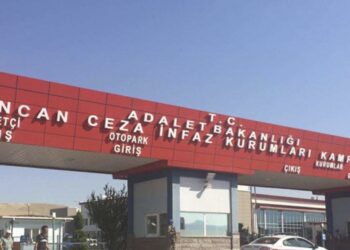 Üst rütbeli askerlerin neden cezaevi değişti: Rus sevdası erken mi bitti?