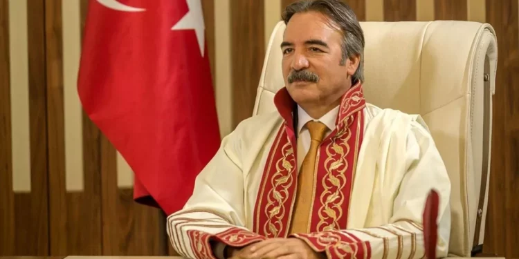 AKP’li ‘Profesör’den alay konusu 15 Temmuz destanı: 11. kata çıkan insanlar uçağa kafa atarak şehit oldu