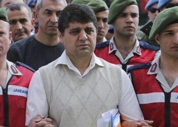 Onurlu bir tutukluluğu onursuz bir tahliyeye tercih eden komutan