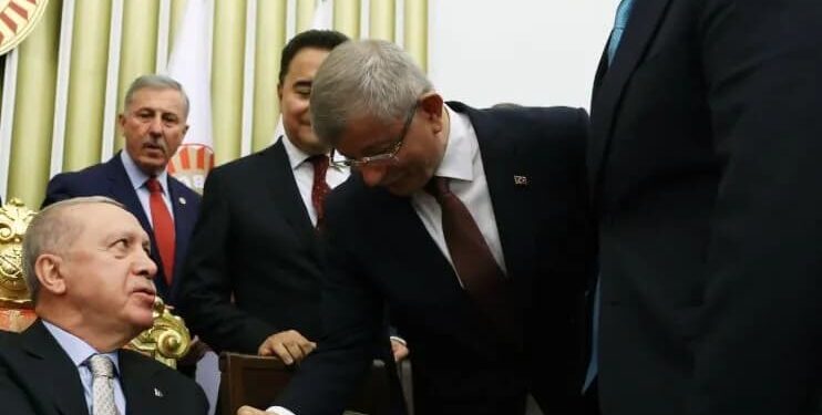 Davutoğlu’nun imzaladığı fişleme genelgesi