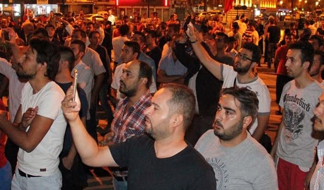 Beş benzemez bir arada: Halkı sokağa davet önceden mi planlandı?